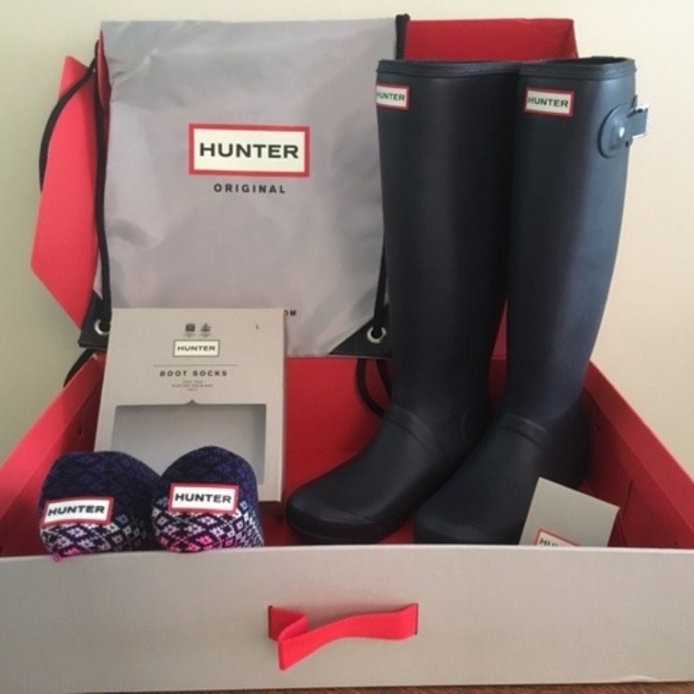 Hunter Rain Boots Size 8 Navy & 1 pair Boot Socks